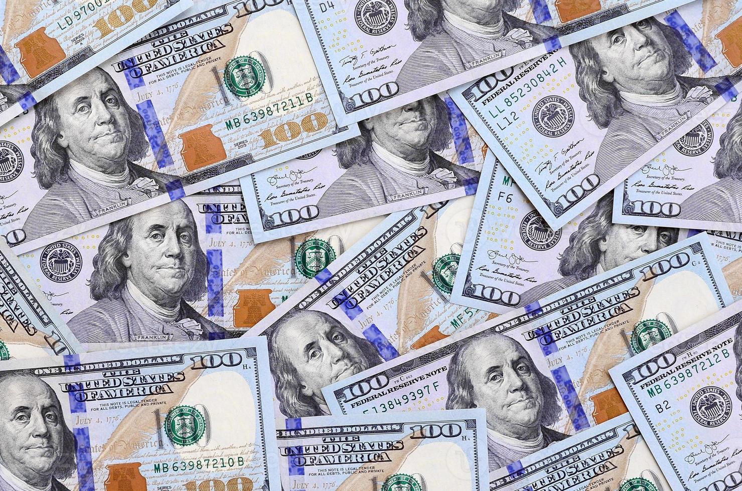 een groot aantal van ons dollar rekeningen van een nieuw ontwerp met een blauw streep in de midden. top visie foto