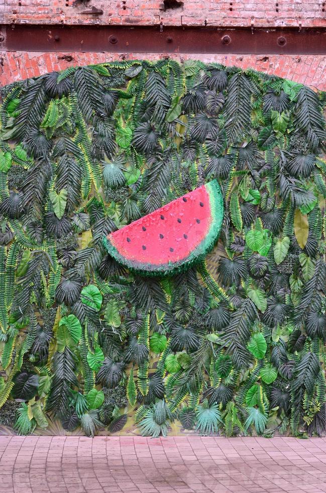 tropisch patroon met oerwoud bladeren en watermeloen fruit bloemen achtergrond foto