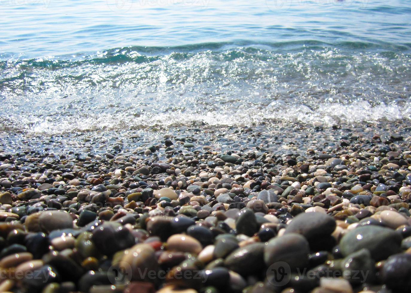 foto van kiezelsteen strand en zee