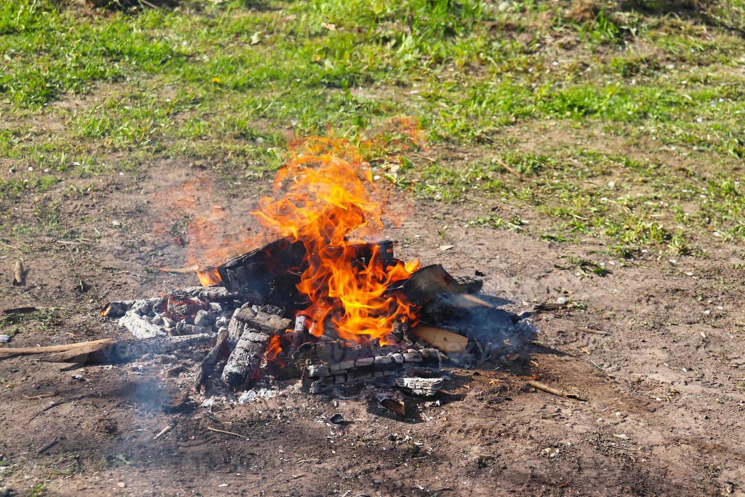 foto van een zomer kampvuur en een smeulend vuil