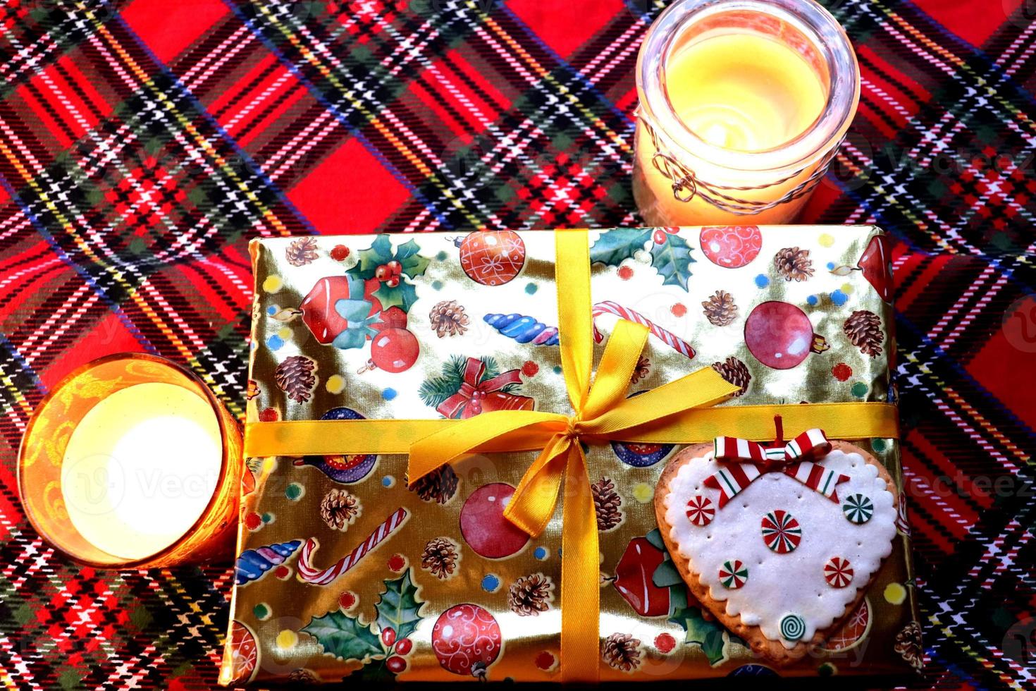 foto Kerstmis kaarsen en doos met geschenk en peperkoek