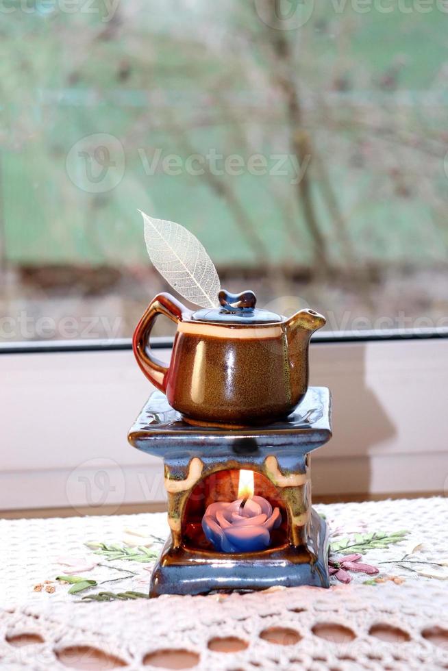 keramisch aroma lamp in de het formulier van een theepot met een kaars foto