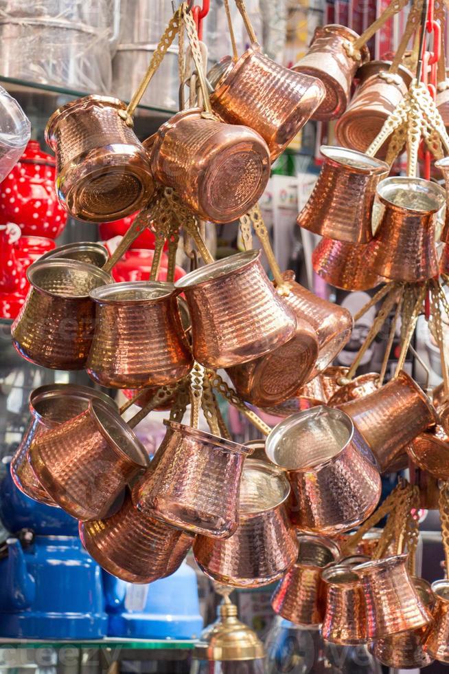 Turks koffie potten gemaakt van metaal in een traditioneel stijl foto