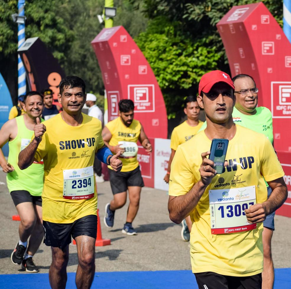 nieuw Delhi, Indië - oktober 16 2022 - vedanta Delhi voor de helft marathon ras na covid in welke marathon deelnemers over naar kruis de af hebben lijn, Delhi voor de helft marathon 2022 foto