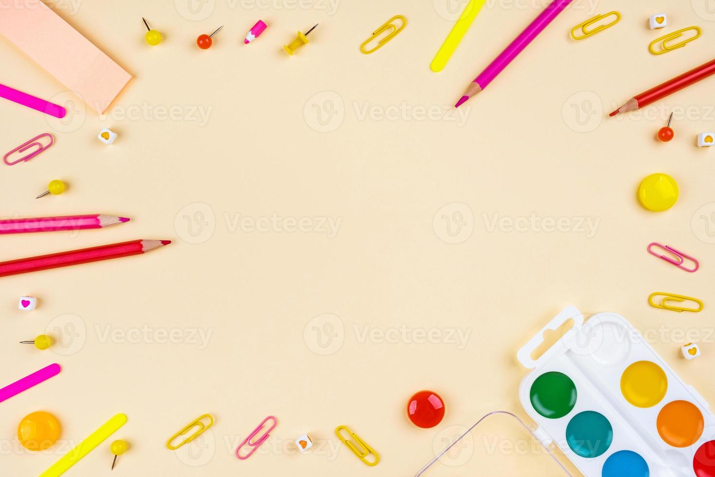 school- accessoires Aan een geel achtergrond. pastel gekleurd. foto