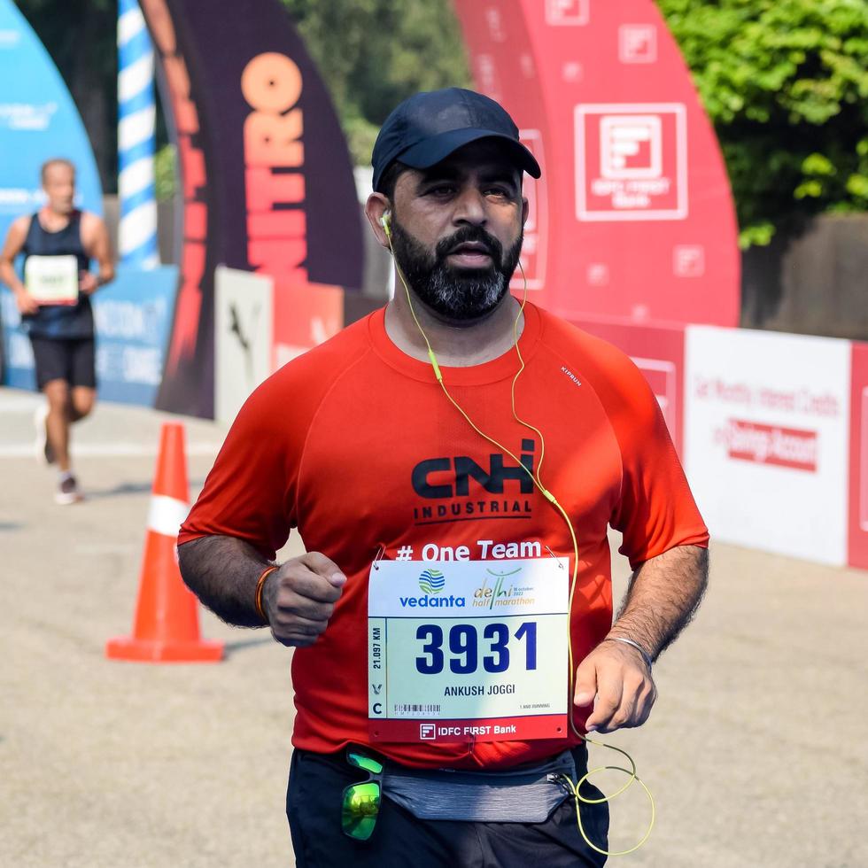 nieuw Delhi, Indië - oktober 16 2022 - vedanta Delhi voor de helft marathon ras na covid in welke marathon deelnemers over naar kruis de af hebben lijn, Delhi voor de helft marathon 2022 foto