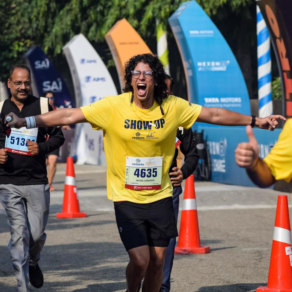 nieuw Delhi, Indië - oktober 16 2022 - vedanta Delhi voor de helft marathon ras na covid in welke marathon deelnemers over naar kruis de af hebben lijn, Delhi voor de helft marathon 2022 foto