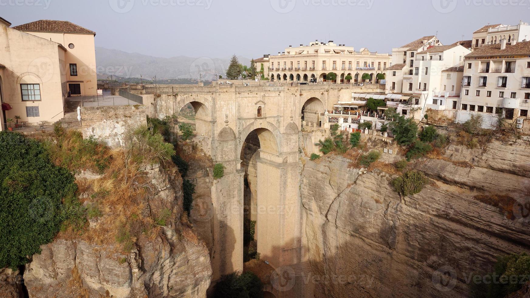 antenne dar visie van de nieuw brug in ronda. wit dorpen in de provincie van Malaga, Andalusië, Spanje. mooi dorp Aan de klif van de berg. toeristisch bestemming. vakantie. foto