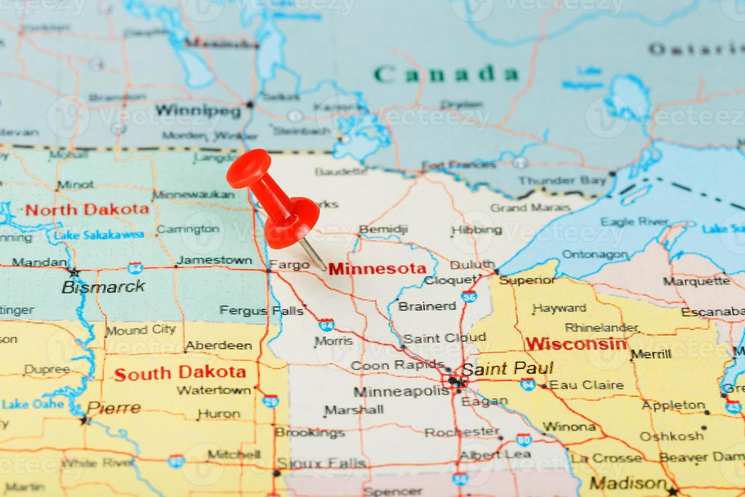 rood klerikaal naald- Aan een kaart van Verenigde Staten van Amerika, Minnesota en de hoofdstad heilige paul. dichtbij omhoog kaart van Minnesota met rood tack foto