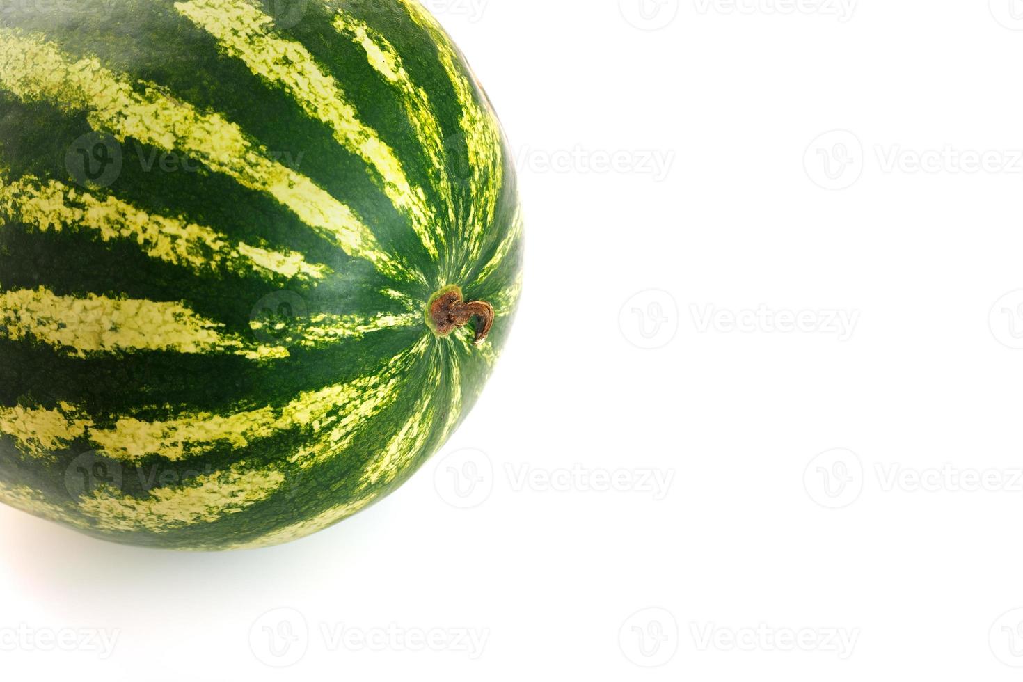 gestreept watermeloen Aan een wit geïsoleerd achtergrond. een verscheidenheid van rood watermeloen foto