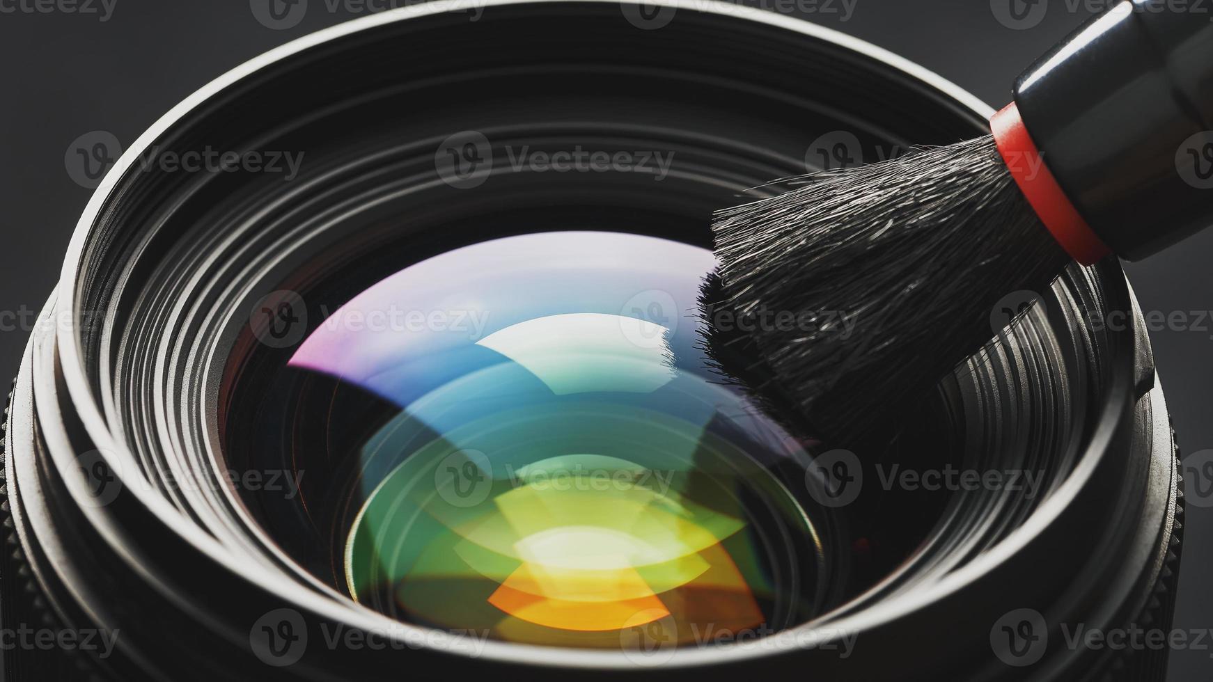 borstel schoonmaak de camera lens met een mooi detailopname optisch eenheid. foto