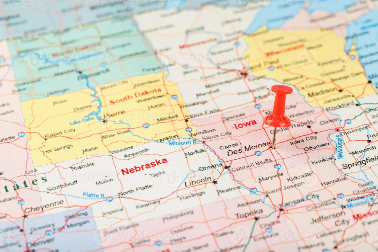 rood klerikaal naald- Aan een kaart van Verenigde Staten van Amerika, Iowa en de hoofdstad des geld. dichtbij omhoog kaart van Iowa met rood tack foto