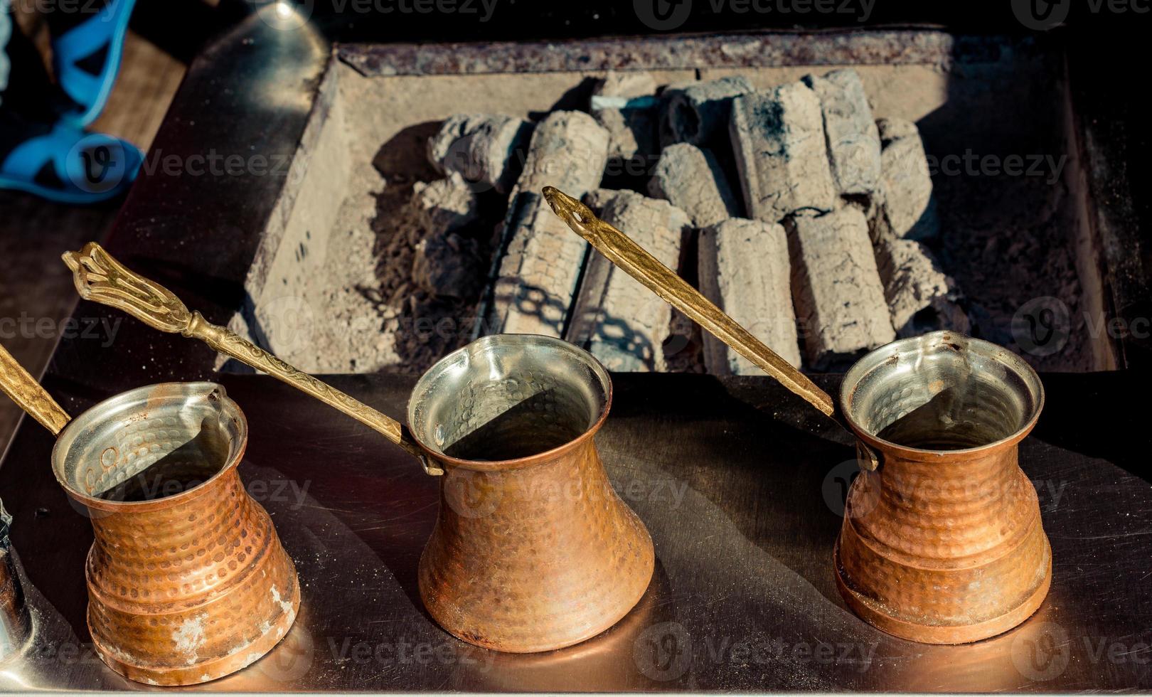Turks koffie potten gemaakt van metaal in een traditioneel stijl foto