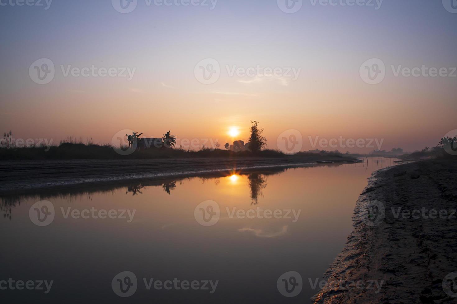 mooi gouden uur zonsopkomst landschap visie in de buurt de padma rivier- in Bangladesh foto