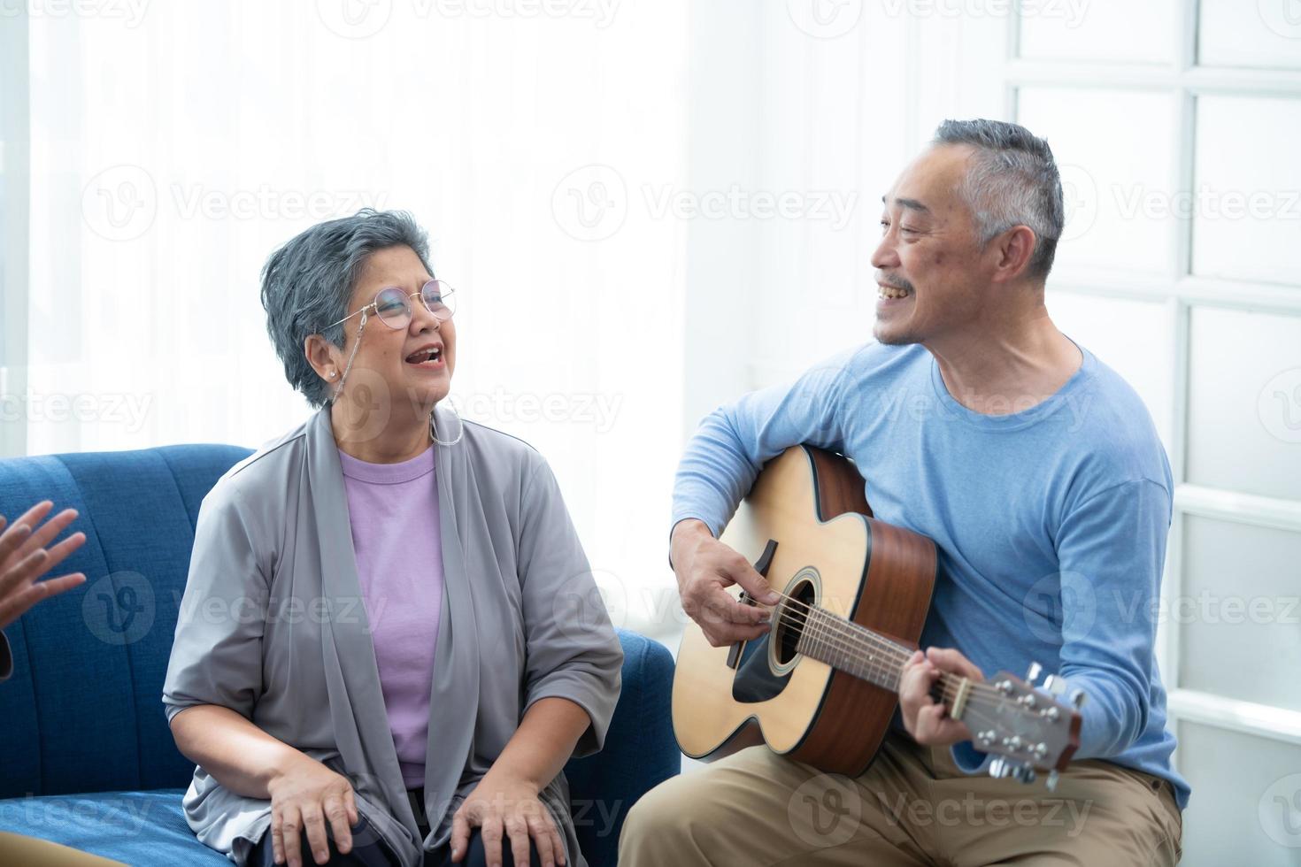 oud mensen metgezellen naar tot rust komen gedurende de weekend, verzamelen samen voor activiteiten foto