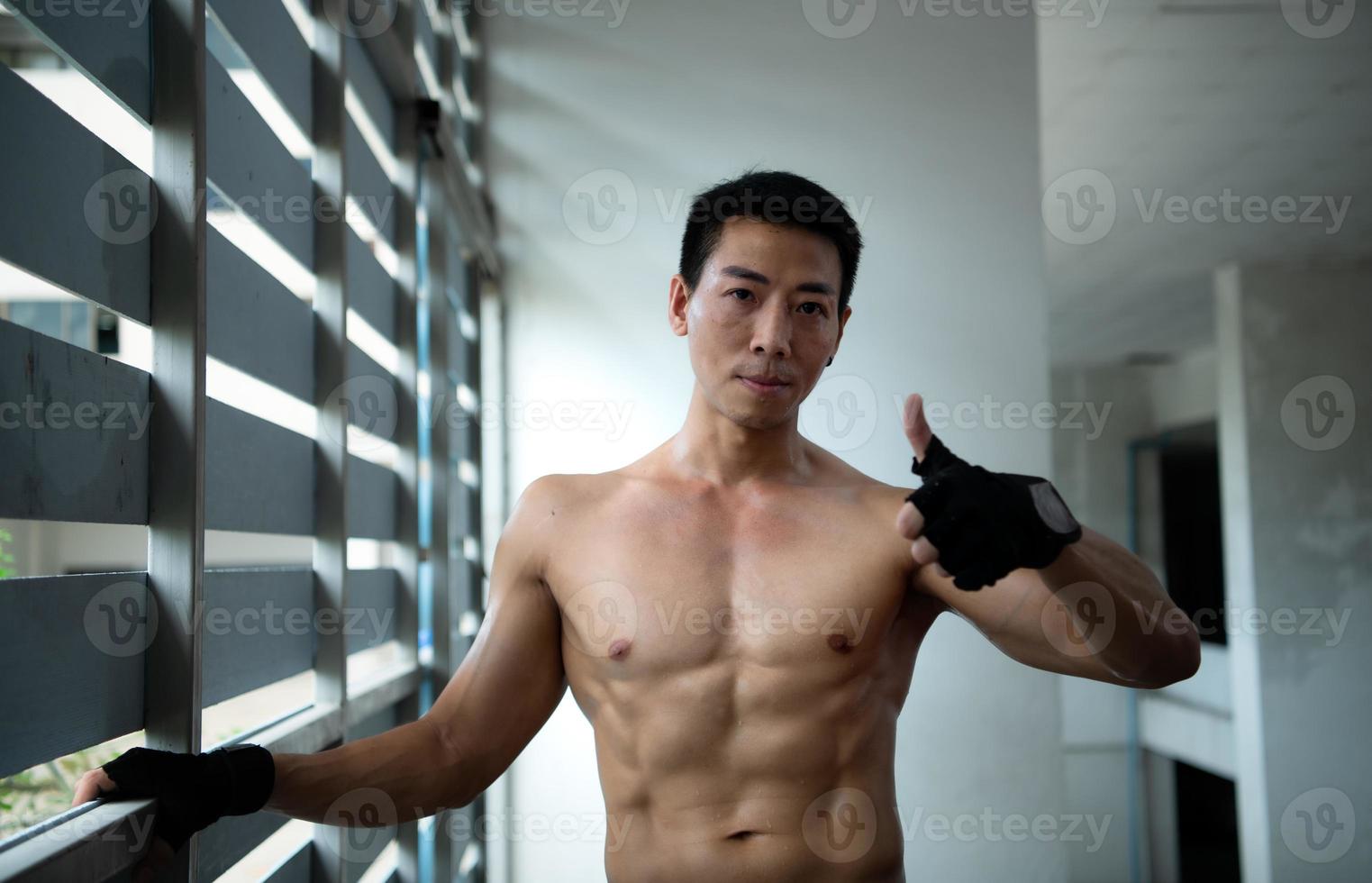 effect van oefening naar bouwen borst spieren maken de jong Mens hebben een slim, mooi lichaam. foto