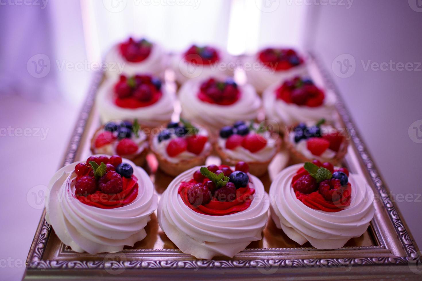 snoep bar. zoet tafel met schuimgebak met fruit en bessen. heerlijk zoet buffet met taarten. vakantie buffet met cakes en andere desserts. selectief focus. foto