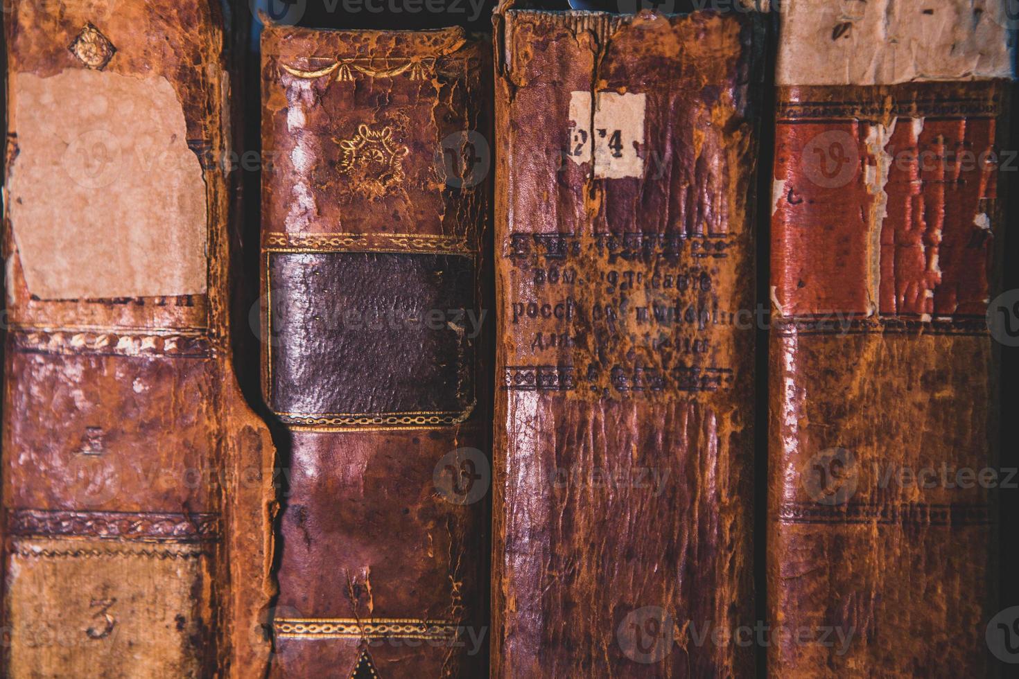 heel oud boeken zittend Aan de schappen in de bibliotheek. boeken net zo een symbool van kennis. foto