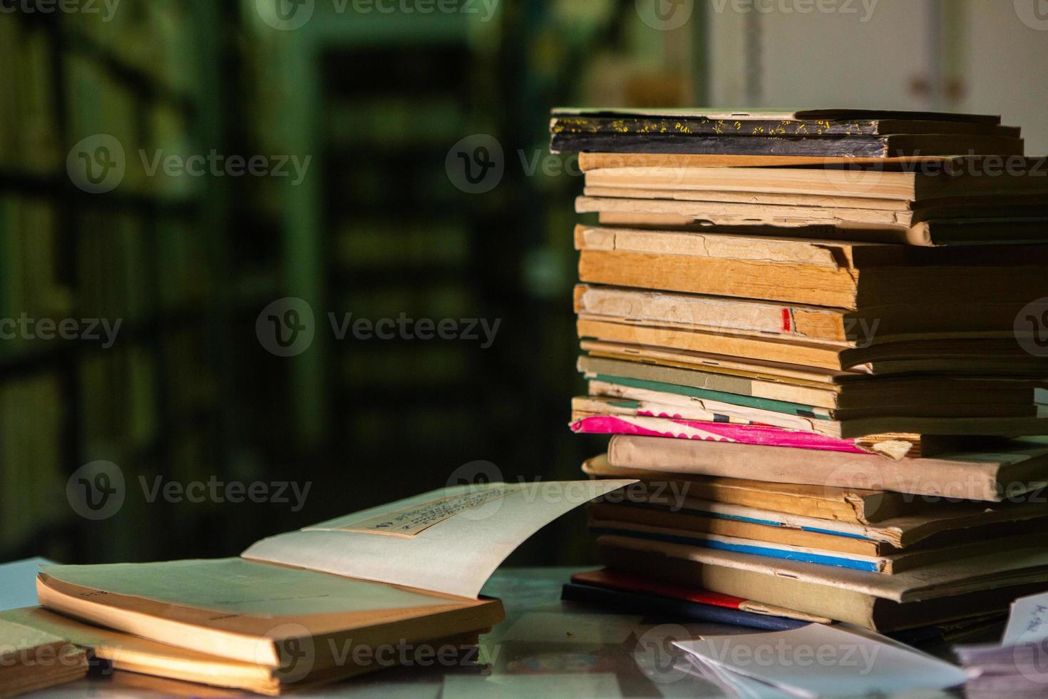 heel oud boeken zittend Aan de schappen in de bibliotheek. boeken net zo een symbool van kennis. foto