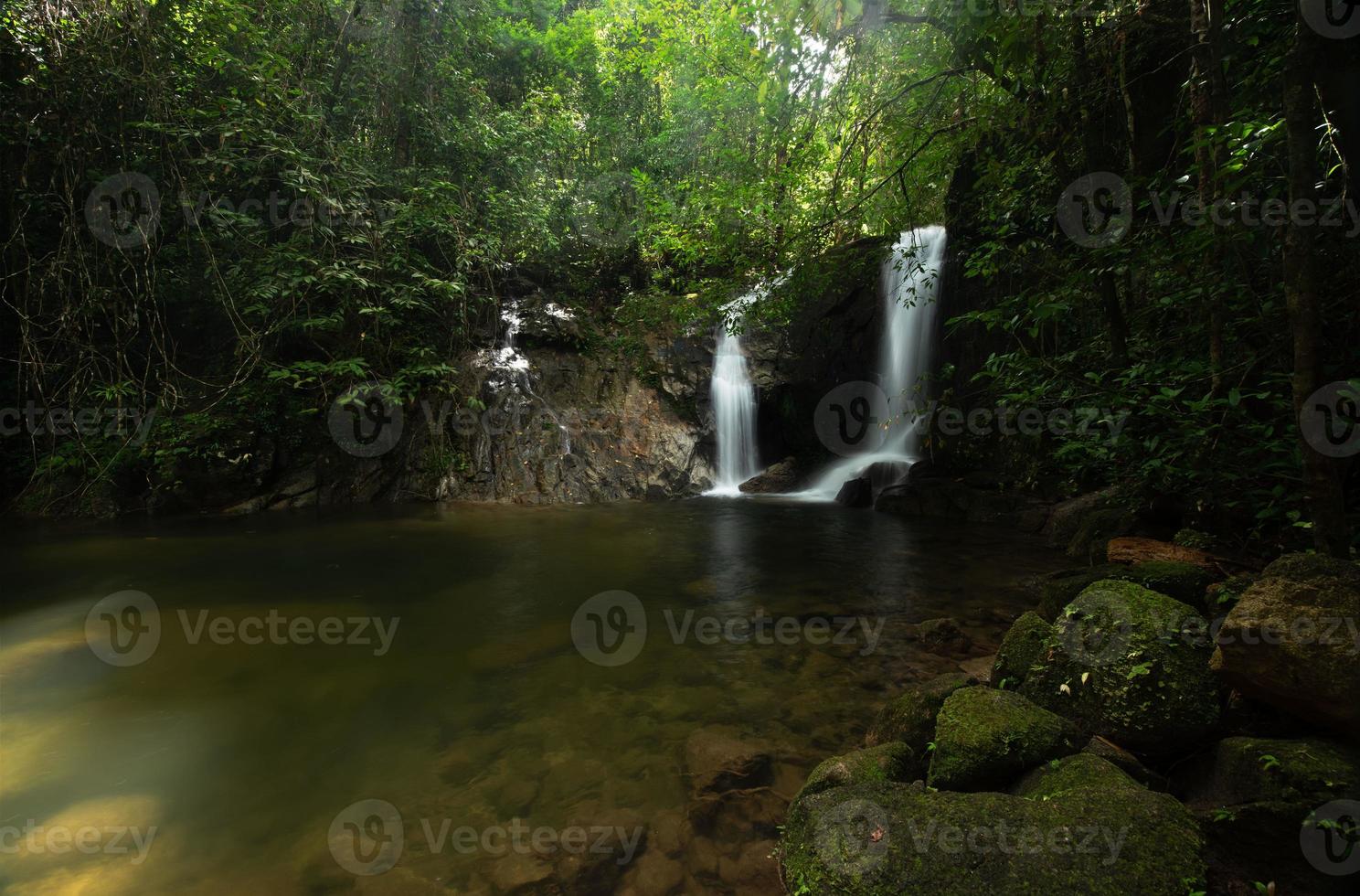 mooi waterval vloeiende van de berg in de Woud. foto