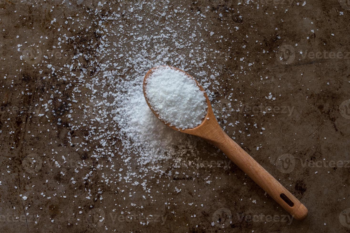 koosjer zout gemorst van een theelepel foto