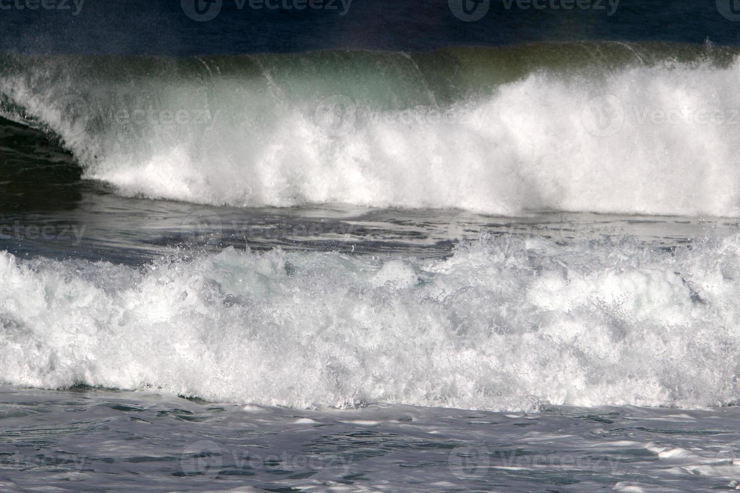 storm en wind Aan de middellandse Zee zee in noordelijk Israël. foto