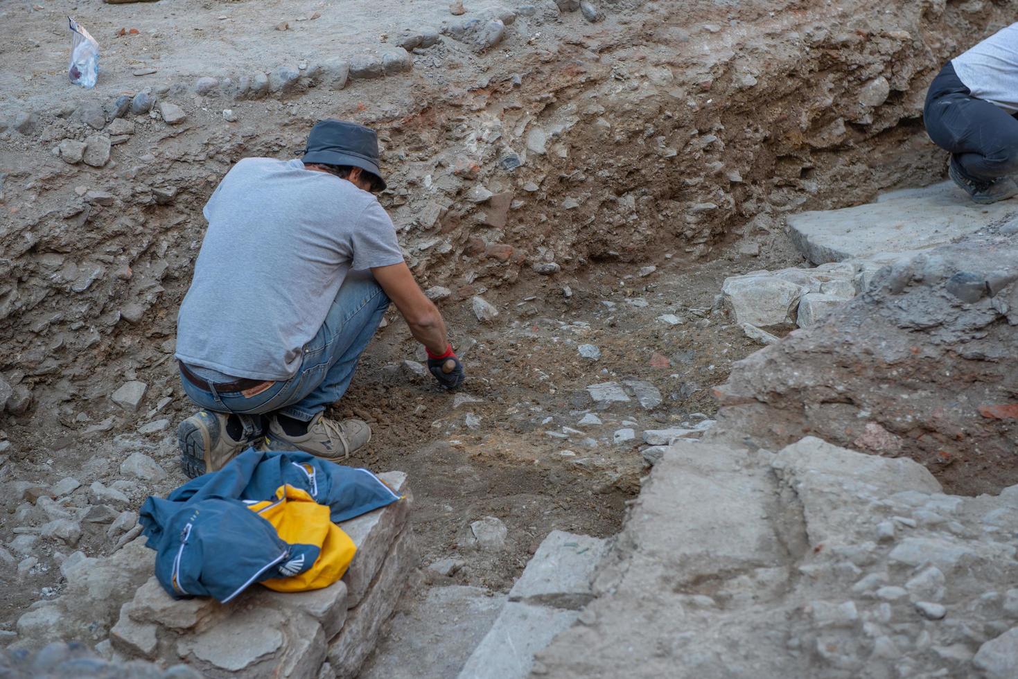 Bergamo Italië september 2022 archeoloog Bij werk in oude Romeins weg in bovenste stad in Bergamo foto