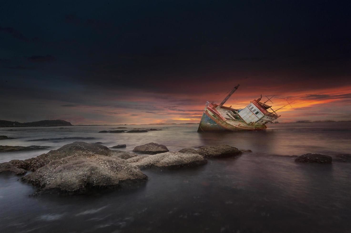 schip vernield Bij zonsondergang in chonburi Thailand foto