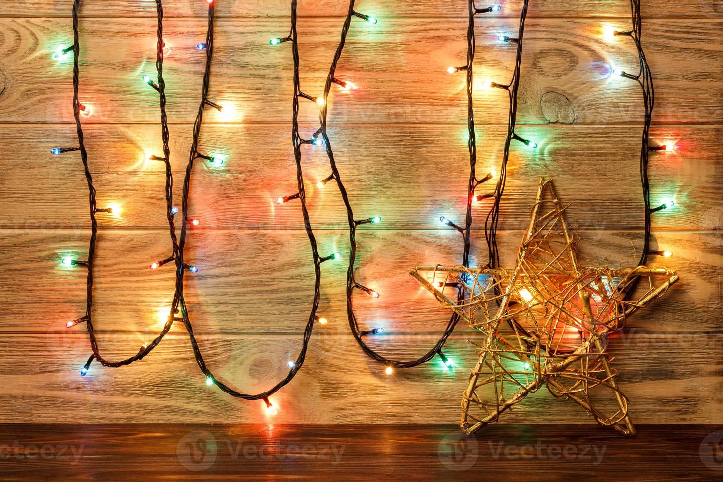 ster voorwerp is Aan de verdieping tegen de backdrop van een houten muur. groot ster foto