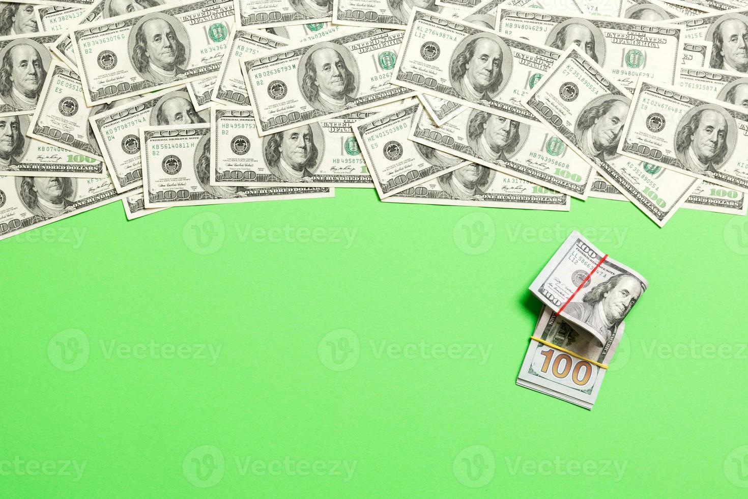 Amerikaans geld Aan gekleurde achtergrond top visie, met leeg plaats voor uw tekst bedrijf geld concept. een honderd dollar rekeningen met stack van contant geld foto
