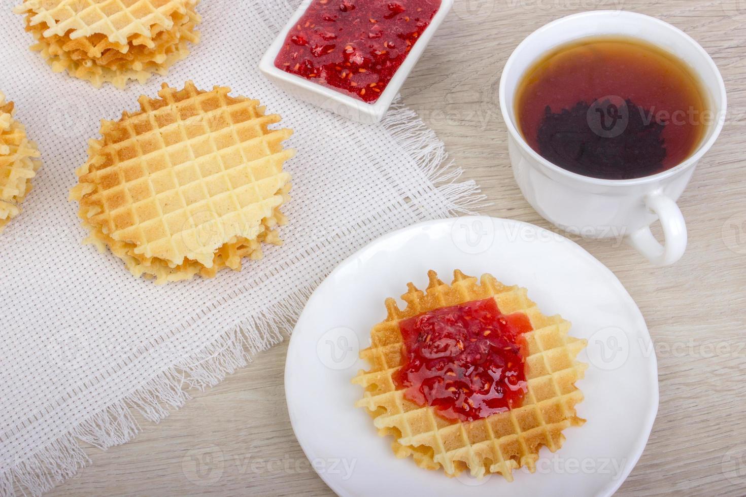 wafels met frambozen jam foto