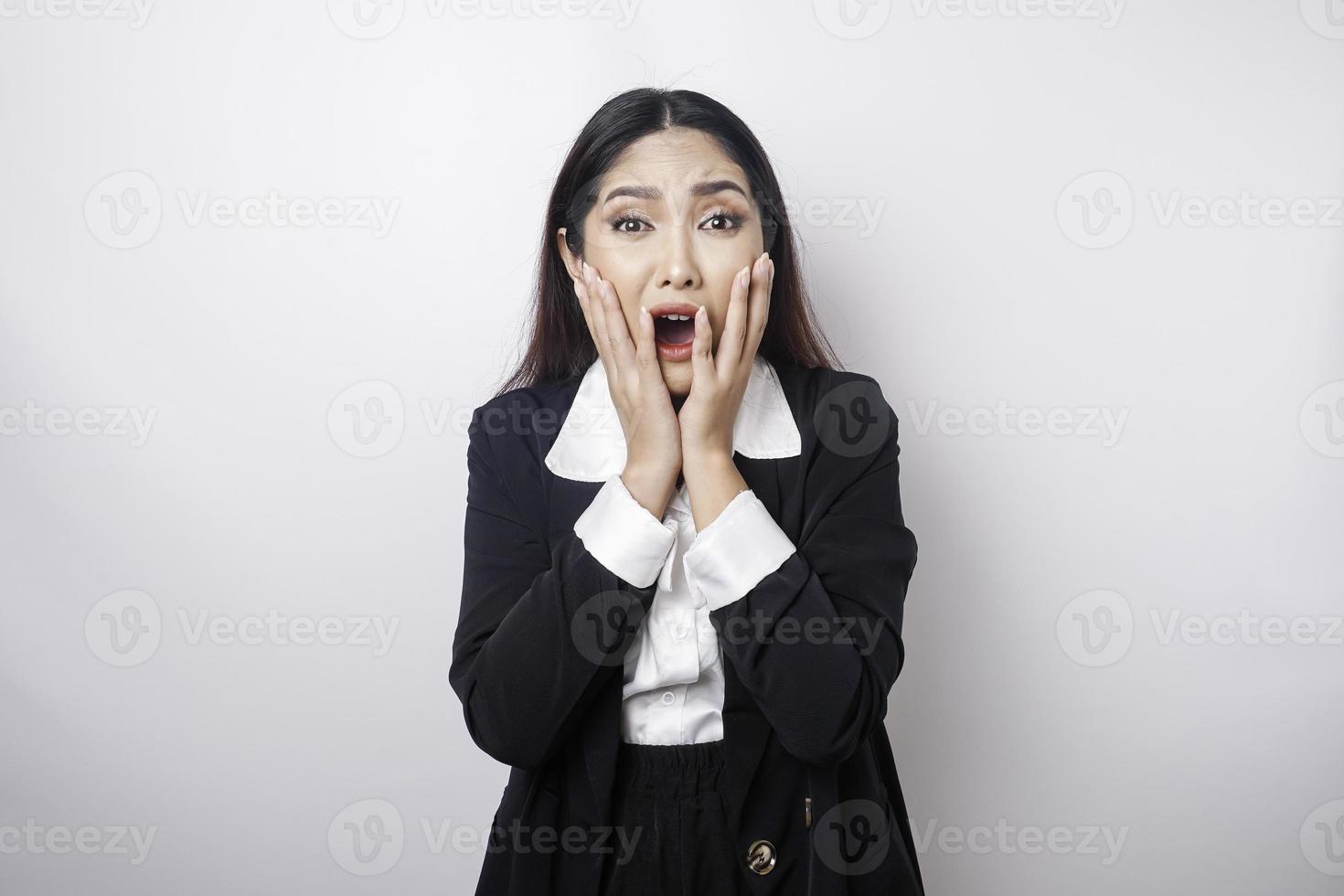 een portret van een Aziatisch bedrijf vrouw vervelend een zwart pak geïsoleerd door wit achtergrond looks depressief foto