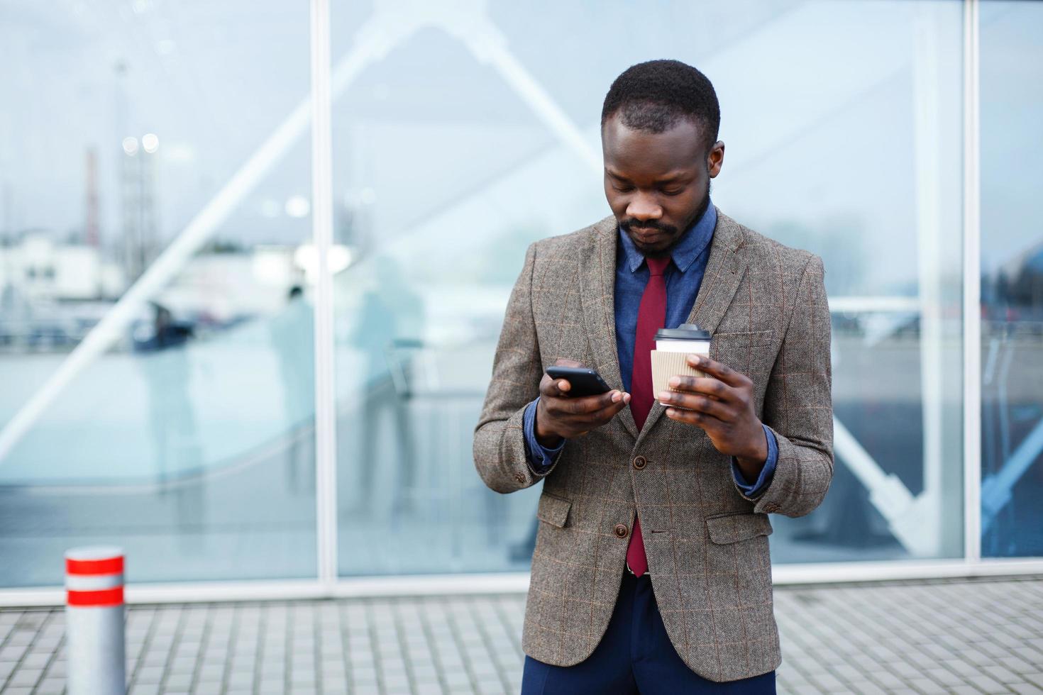 gelukkig Afro-Amerikaanse man iets lezen in zijn smartphone foto