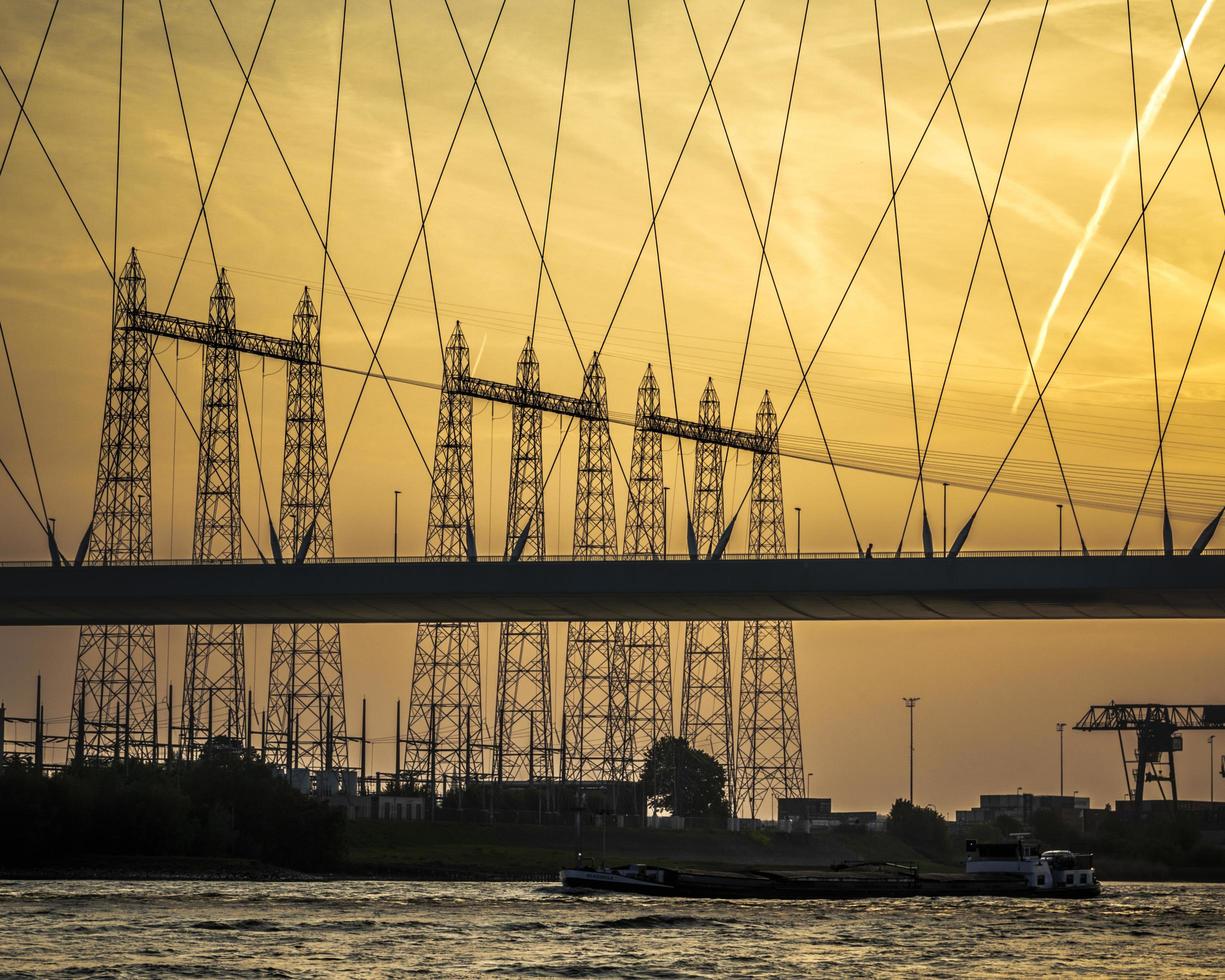 silhouet van een brug in nijmegen, nederland foto