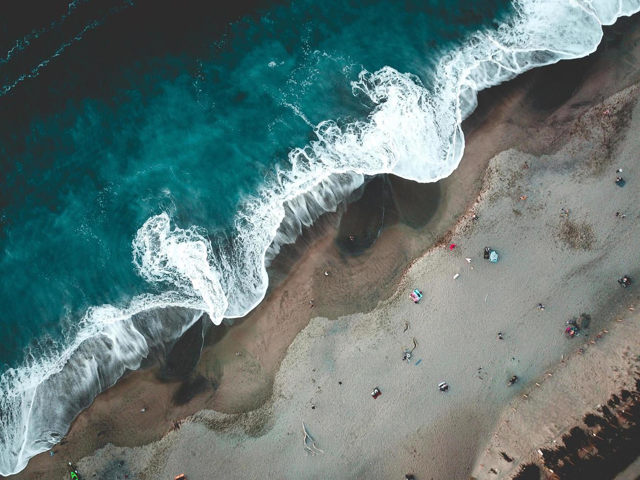 luchtfotografie van vloedgolf en zand foto