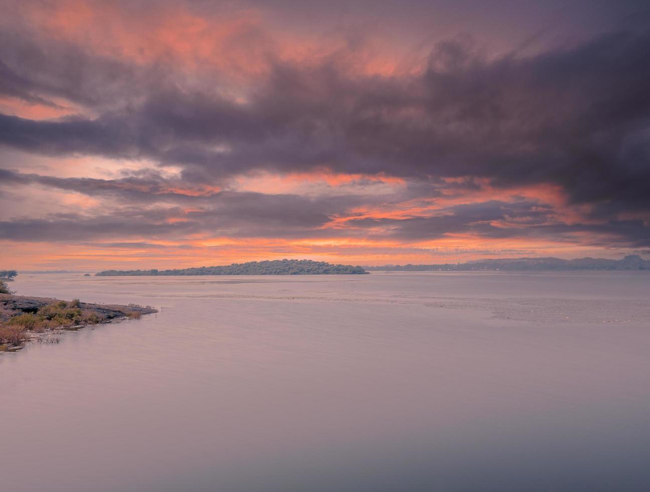 zonsondergang over de oceaan foto