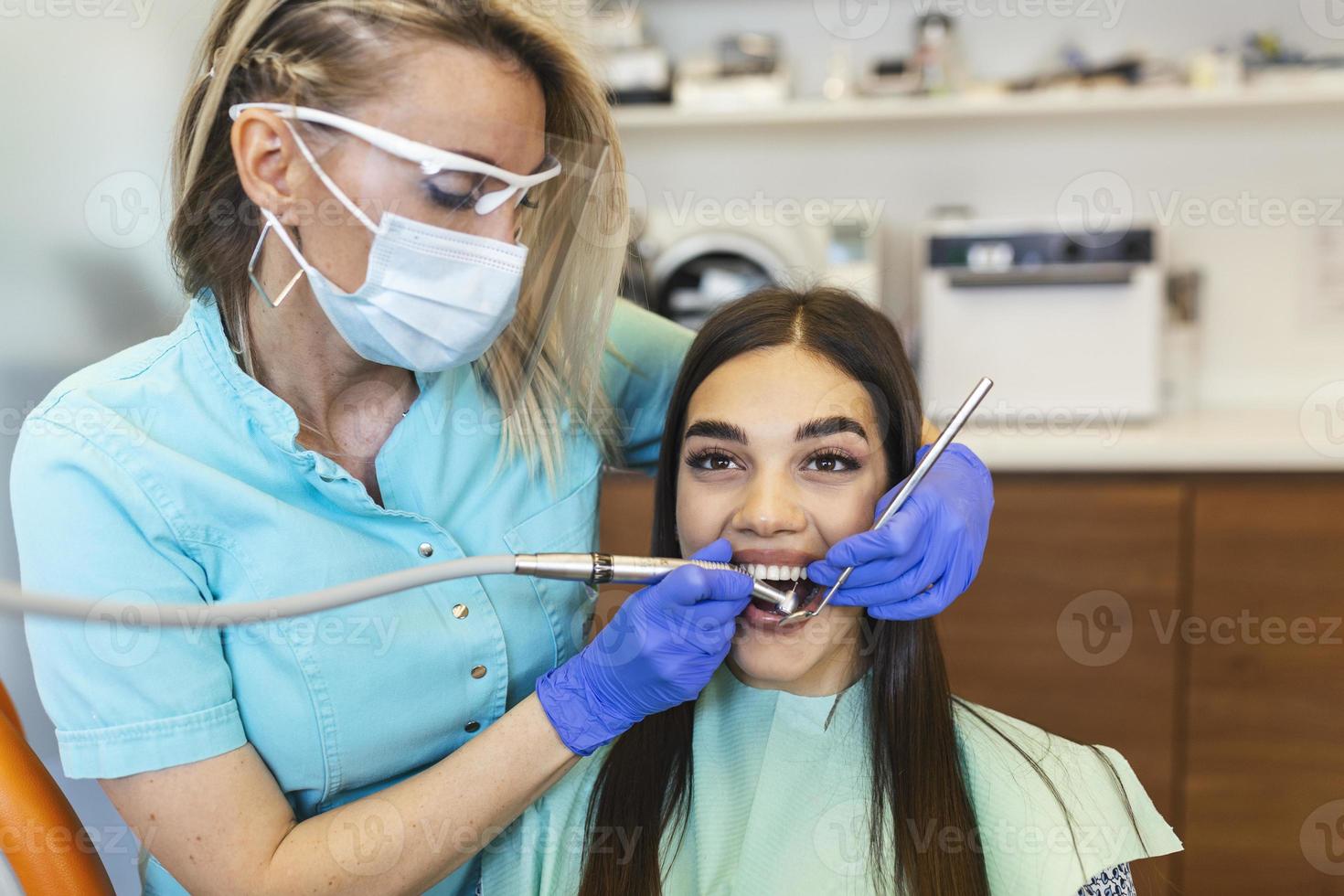 pijnstiller anesthesie injectie. tandarts onderzoeken een patiënten tanden in modern tandheelkunde kantoor. detailopname bijgesneden afbeelding met kopieerruimte. dokter in beschikbaar medisch gelaats masker. foto