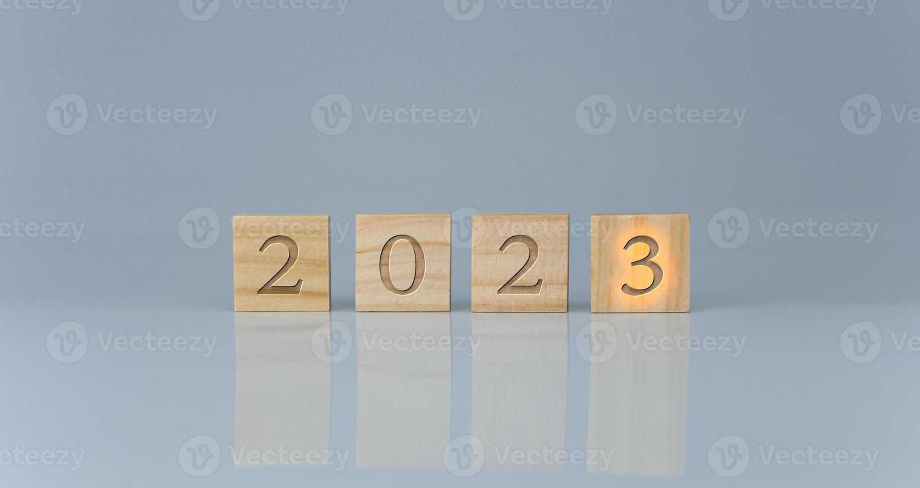 houten blokken bekleed omhoog met de brieven 2023. vertegenwoordigt de doel instelling voor 2023, de concept van een begin. financieel planning ontwikkeling strategie bedrijf doel instelling foto