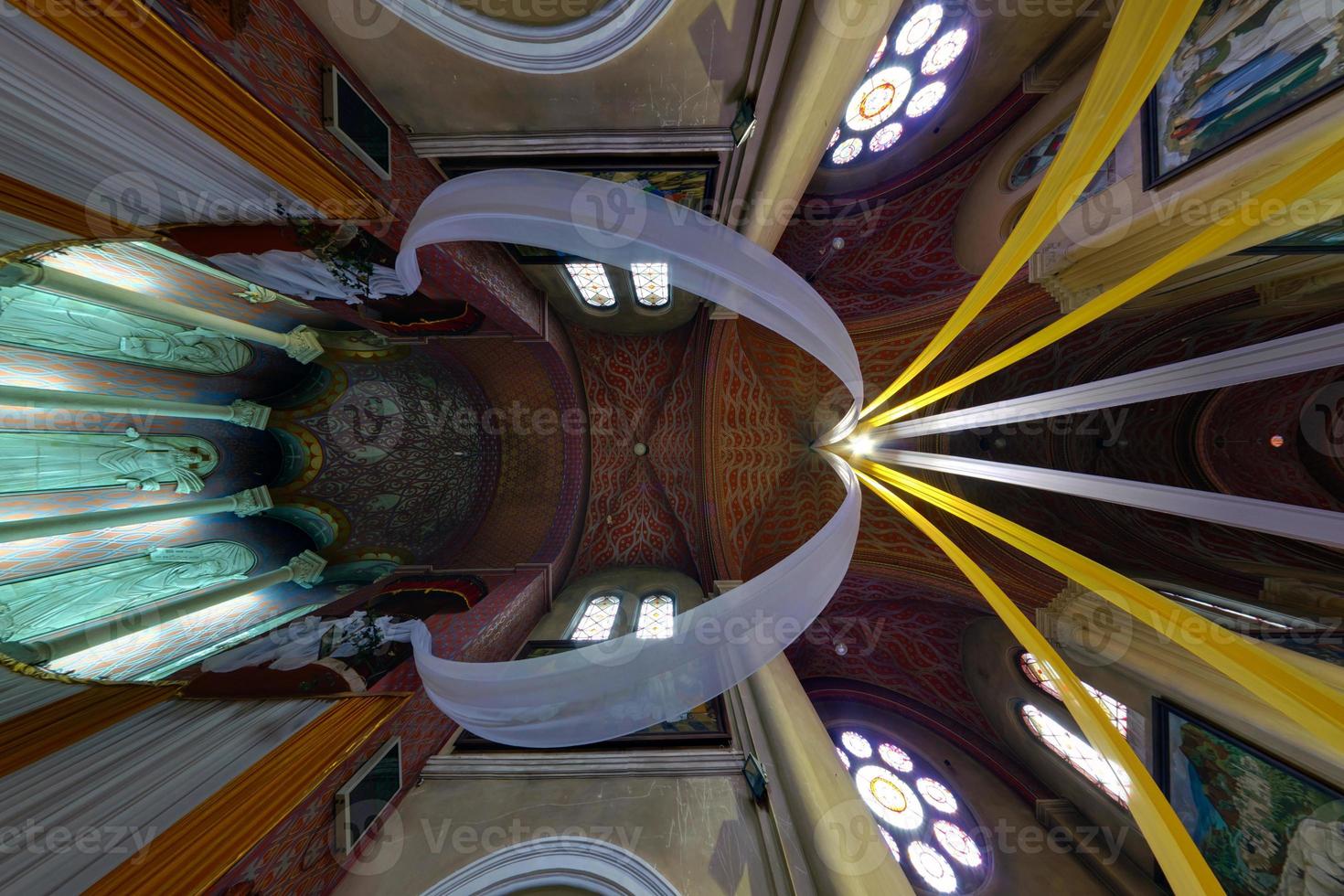 koepel en altaar van Katholiek kerk met bogen en kolommen, plafond en gewelven met fresco foto