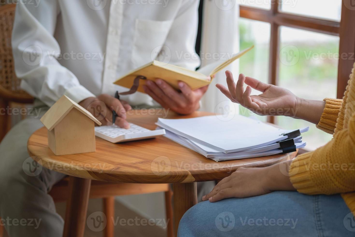 accountant, zakenman, echt landgoed tussenpersoon, zakenman overhandigen model- huis naar klanten langs met huis interesseren berekening documenten voor klanten naar teken. foto