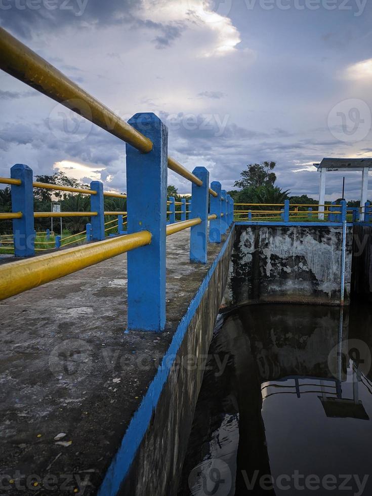 irrigatie dam met vloeiende water foto