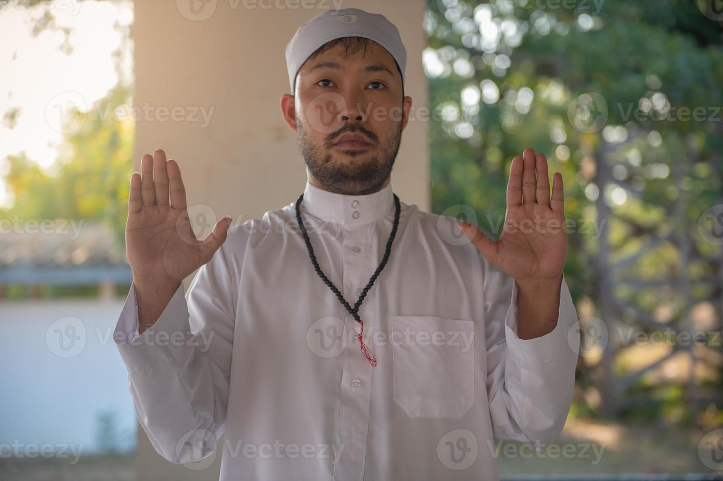 jong Aziatisch moslim Mens bidden Aan zonsondergang, ramadan festival concept foto