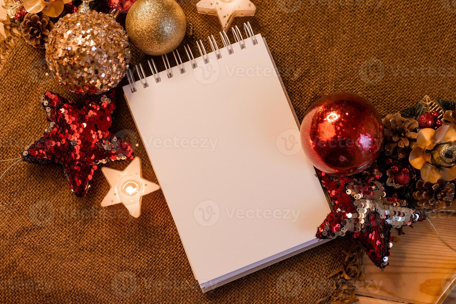 notitieboekje met blanco Pagina's met nieuw jaar speelgoed, cadeaus en getallen 2023. plannen en dromen voor de nieuw jaar, ruimte voor tekst foto