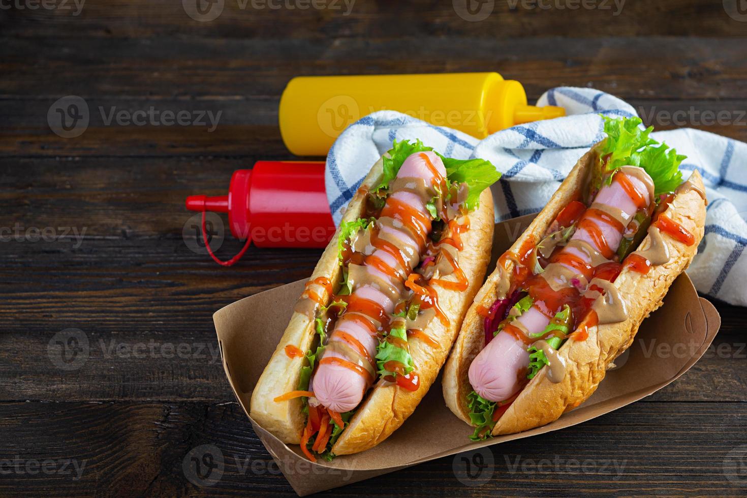 heerlijk heet hond met ketchup en mosterd Aan houten achtergrond. straat voedsel foto