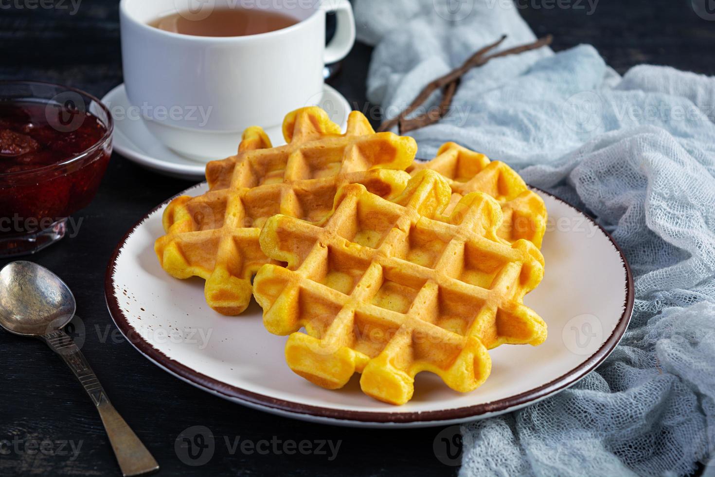 zoet pompoen wafels met aardbei jam. heerlijk ontbijt met belgisch wafels foto