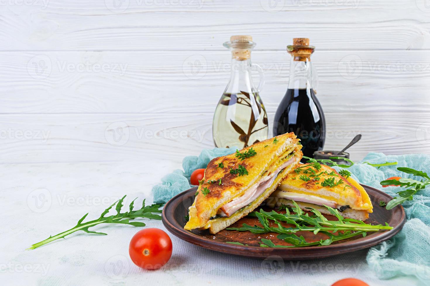 geroosterd geroosterd brood in door elkaar gegooid eieren met ham, kruiden en kaas Cheddar. heerlijk gegrild ontbijt belegd broodje foto