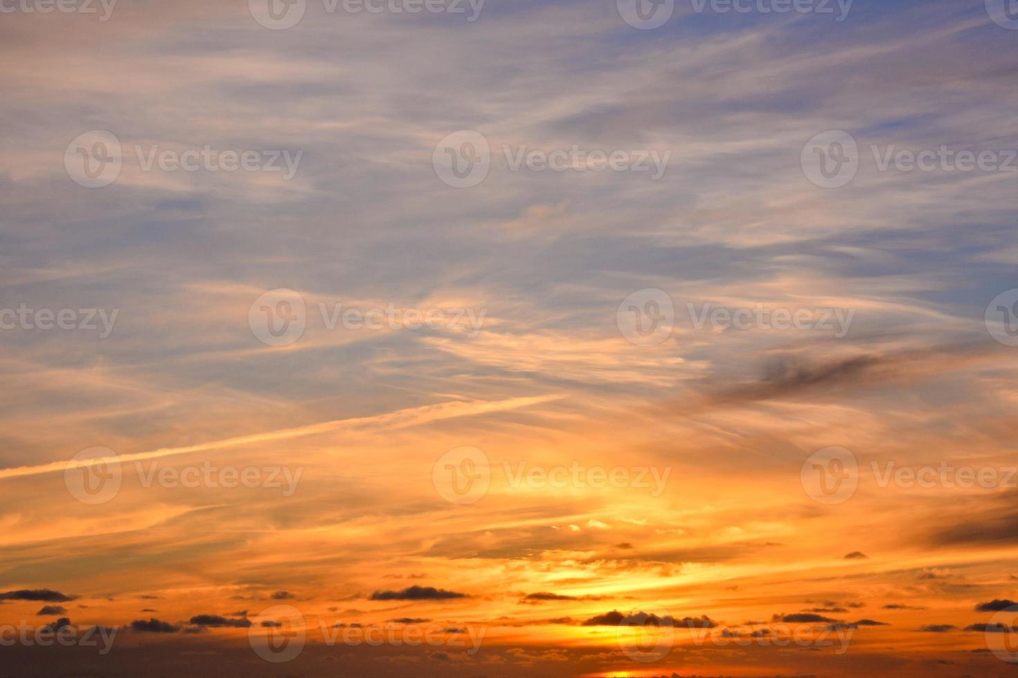 kleurrijk lucht Bij zonsondergang foto