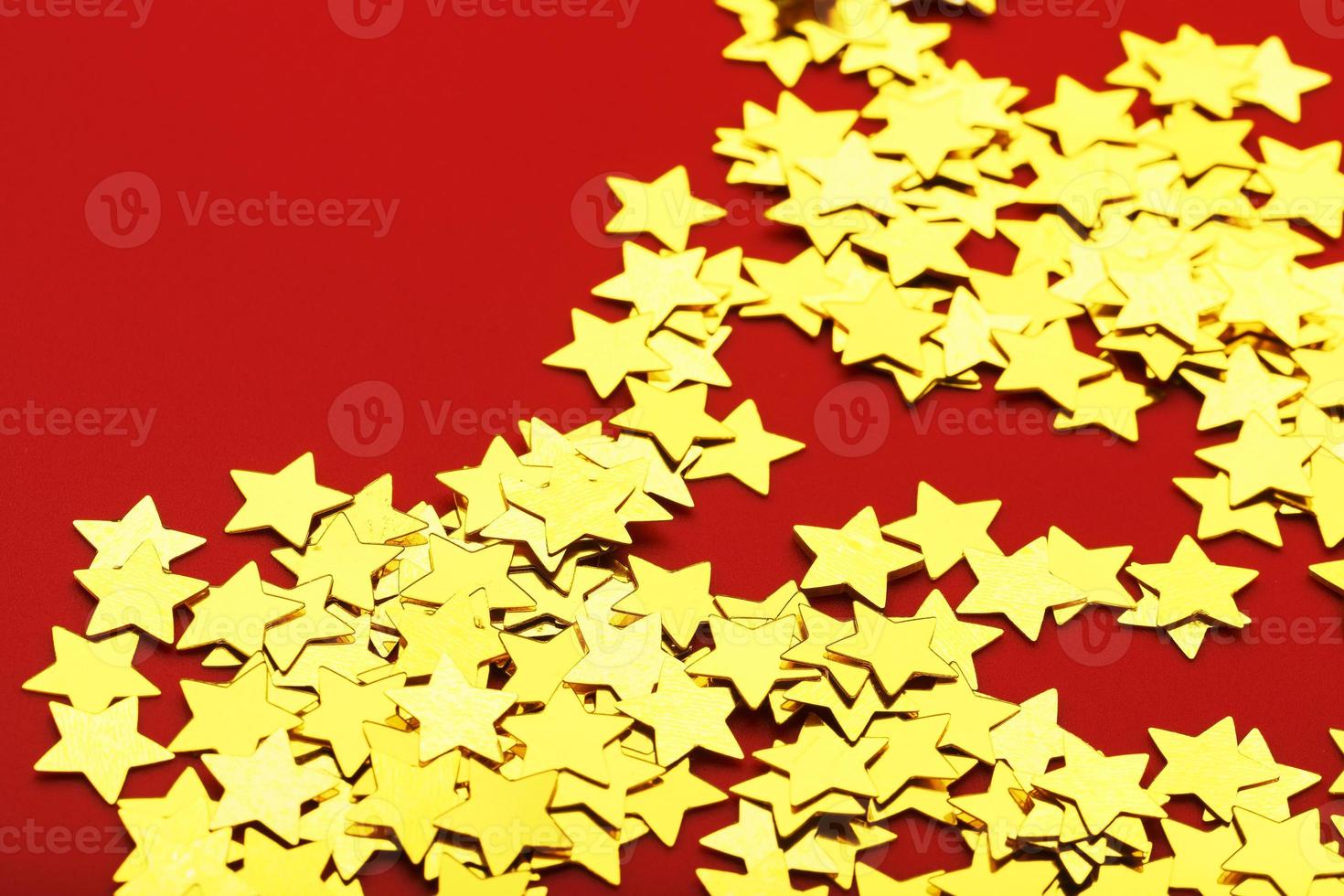 een verstrooiing van goud sterren Aan een rood achtergrond. groet kaarten, krantenkoppen en website concept. foto