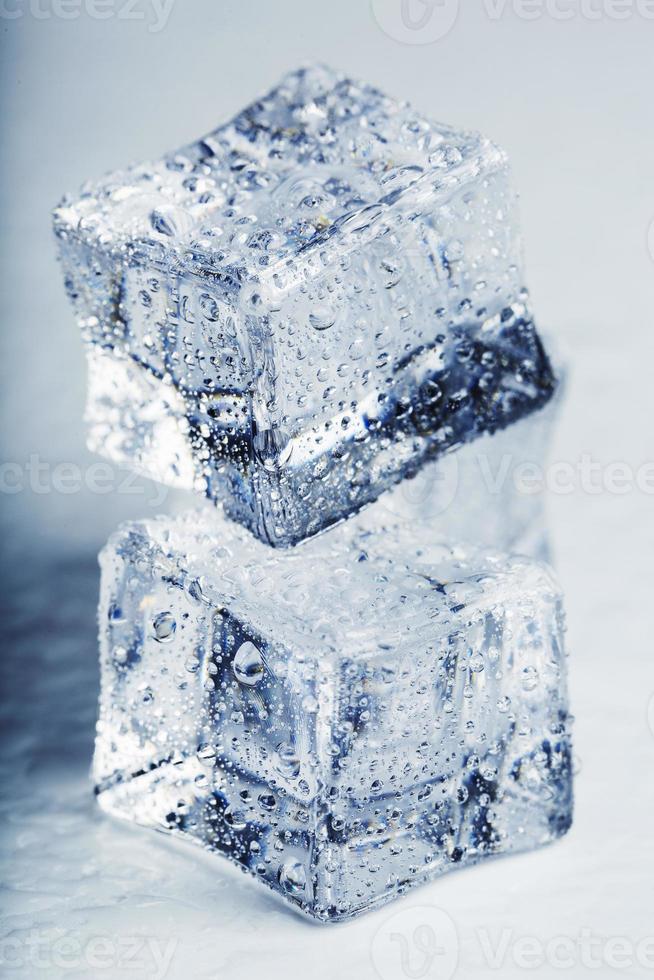 ijs met smeltwater druppels detailopname Aan een wit achtergrond. foto