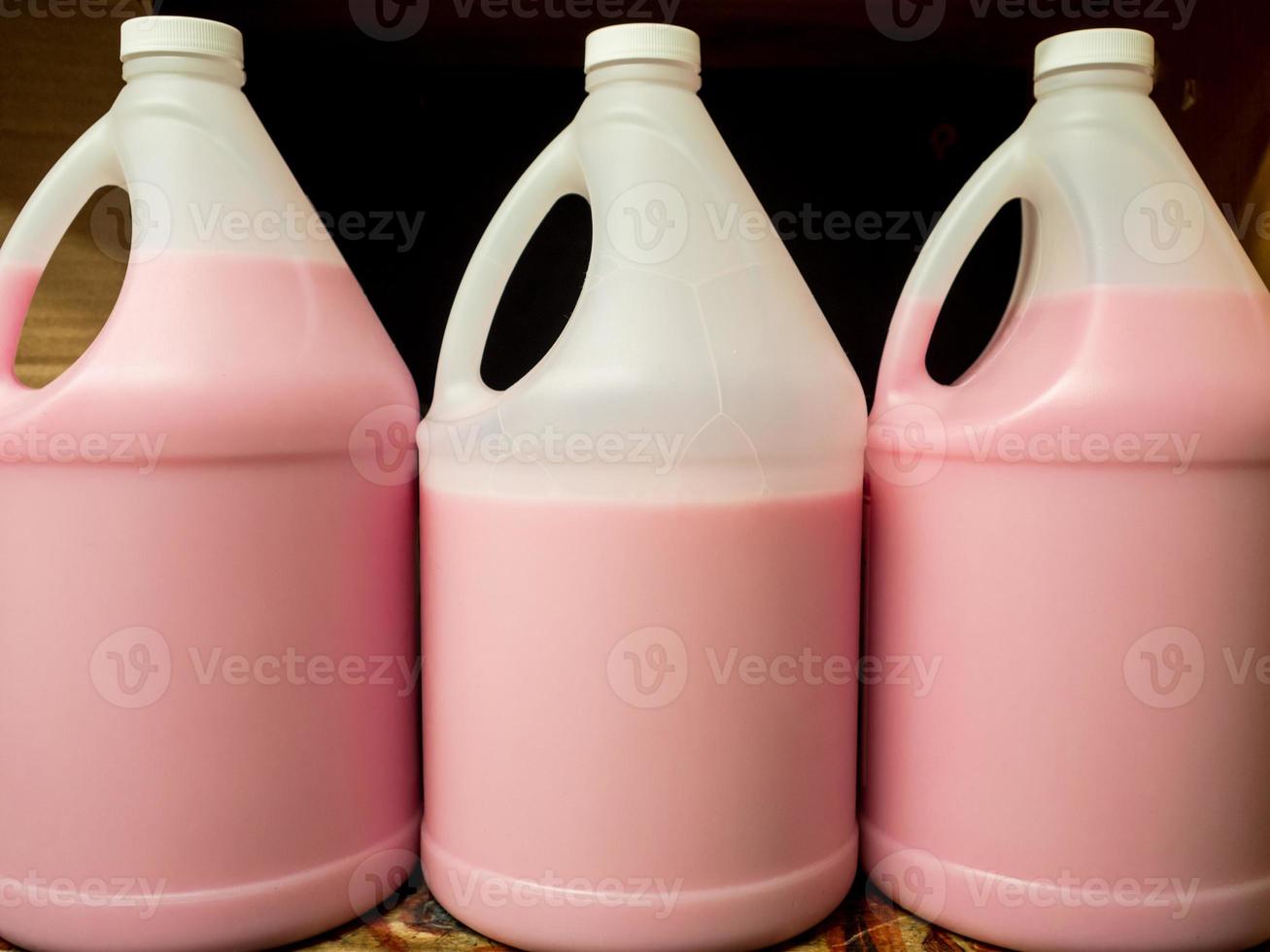 vloeibare handzeep roze plastic flessen schoonmaakmiddel plank handvat foto